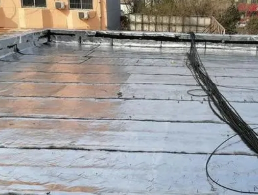 市中卫生间漏水维修公司分享下市中屋面楼顶防水刚性防水层施工要点。